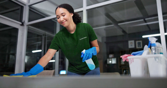 Hemstädare torkar bord i Södermalm